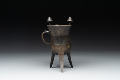 A Chinese archaistic bronze ritual wine vessel, 'jue 爵', 17/18th C.