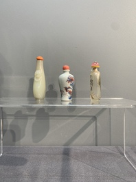 A collection of 12 Chinese snuff bottles and a jade pendant, Chenghua mark, 18/20th C.