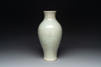 A Chinese celadon-crackle-glazed vase, 18/19th C.