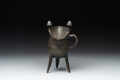 A Chinese archaistic bronze ritual wine vessel, 'jue 爵', 17/18th C.