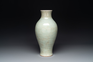 A Chinese celadon-crackle-glazed vase, 18/19th C.