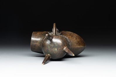 A Chinese archaistic bronze ritual wine vessel, 'jue 爵', 17/18th C.
