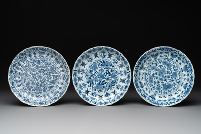 12 Chinese blue and white plates with floral design, Kangxi