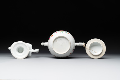 Five Chinese famille rose wares with floral design, Qianlong