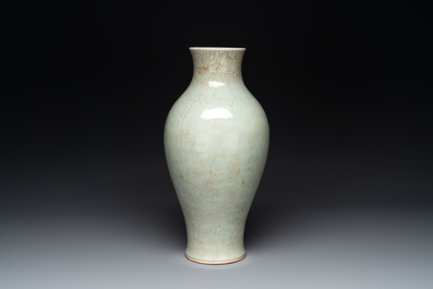 A Chinese celadon-crackle-glazed vase, 18/19th C.