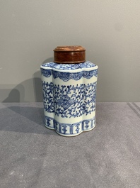 A Chinese blue and white tea caddy with wooden cover and a bird feeder, Xuande mark, 19th C.