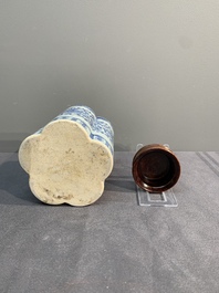 A Chinese blue and white tea caddy with wooden cover and a bird feeder, Xuande mark, 19th C.