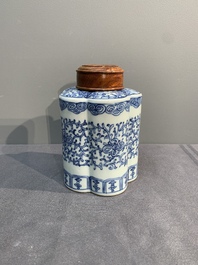 A Chinese blue and white tea caddy with wooden cover and a bird feeder, Xuande mark, 19th C.