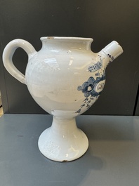 A Dutch Delft blue and white wet drug or syrup jar inscribed 'S GRANATOR', 18th C.