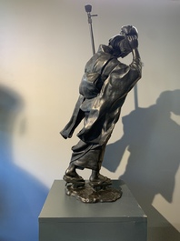 A large Japanese bronze okimono of a musician, Shinpūsei 森風聲作 mark, Meiji, 19th C.