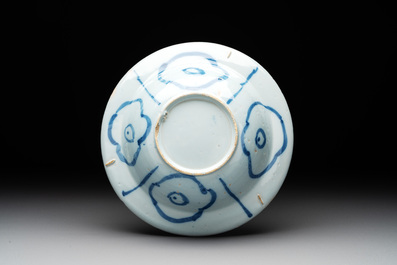 A blue and white Dutch Delft kraak-style 'klapmuts' bowl, late 17th C.