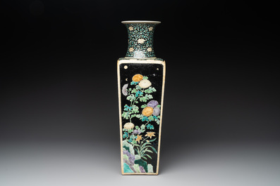 A Chinese famille noire square vase with floral design, Chenghua mark, 19th C.
