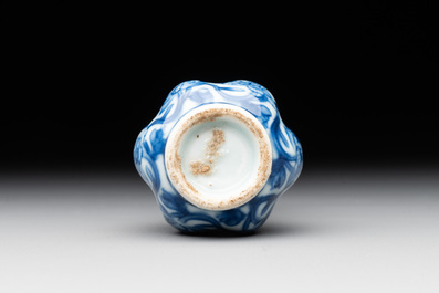 A Chinese blue and white facetted bottle vase with floral design, Kangxi
