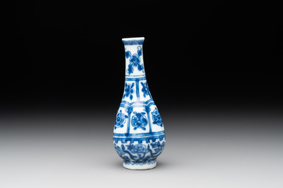 A Chinese blue and white facetted bottle vase with floral design, Kangxi