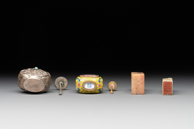 Two Chinese snuff bottles, four soapstone seals and a lacquer covered box, 20th C.