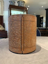 A Chinese bamboo veneered wooden cabinet of curiosities with flower scroll design, 18/19th C.