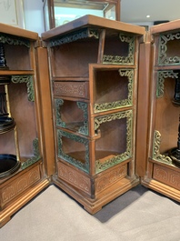 A Chinese bamboo veneered wooden cabinet of curiosities with flower scroll design, 18/19th C.