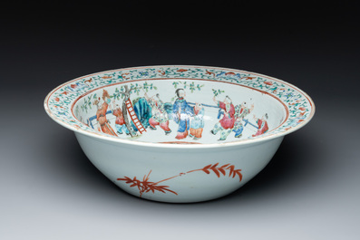 A Chinese famille rose 'ladies and playing boys' basin, 19th C.