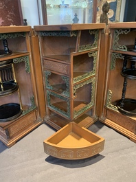 A Chinese bamboo veneered wooden cabinet of curiosities with flower scroll design, 18/19th C.