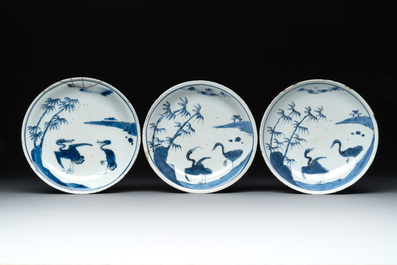 Five Chinese blue and white ko-sometsuke 'crane' plates for the Japanese market, Tianqi
