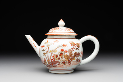 A Chinese gilt-decorated iron-red teapot and a blue-enamelled grisaille covered cup, 18/19th C.