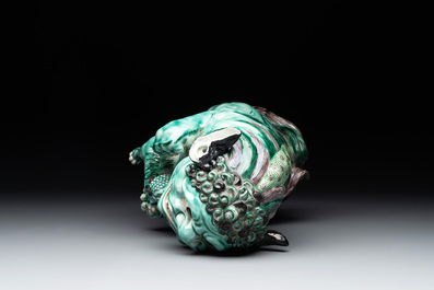A Chinese verte biscuit group of a Buddhist lion with cub, 19th C.