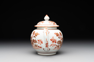 A Chinese gilt-decorated iron-red teapot and a blue-enamelled grisaille covered cup, 18/19th C.