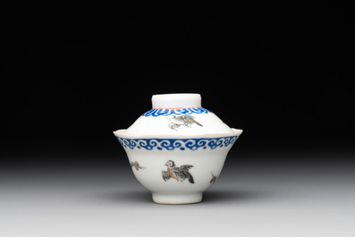 A Chinese gilt-decorated iron-red teapot and a blue-enamelled grisaille covered cup, 18/19th C.