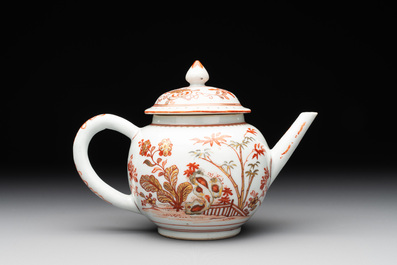 A Chinese gilt-decorated iron-red teapot and a blue-enamelled grisaille covered cup, 18/19th C.