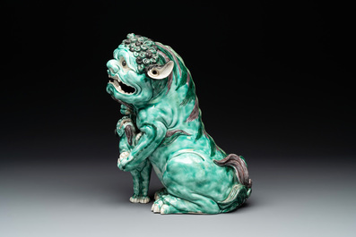 A Chinese verte biscuit group of a Buddhist lion with cub, 19th C.