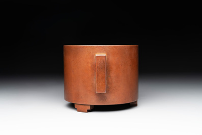 A rare Chinese cylindrical bronze censer with handles, Xuande mark, 17/18th C.