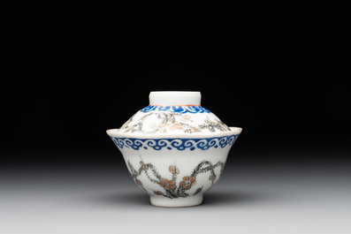 A Chinese gilt-decorated iron-red teapot and a blue-enamelled grisaille covered cup, 18/19th C.
