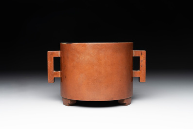 A rare Chinese cylindrical bronze censer with handles, Xuande mark, 17/18th C.