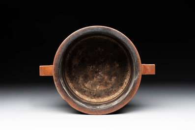 A rare Chinese cylindrical bronze censer with handles, Xuande mark, 17/18th C.