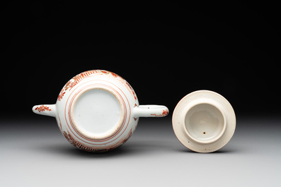 A Chinese gilt-decorated iron-red teapot and a blue-enamelled grisaille covered cup, 18/19th C.