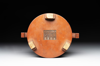 A rare Chinese cylindrical bronze censer with handles, Xuande mark, 17/18th C.