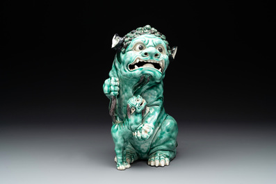 A Chinese verte biscuit group of a Buddhist lion with cub, 19th C.