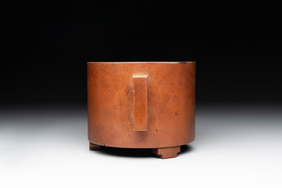 A rare Chinese cylindrical bronze censer with handles, Xuande mark, 17/18th C.