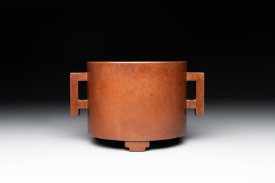 A rare Chinese cylindrical bronze censer with handles, Xuande mark, 17/18th C.
