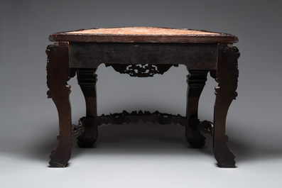 A finely carved Chinese hongmu console table with marble top, Canton, 19th C.
