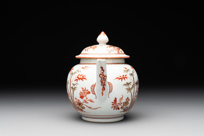 A Chinese gilt-decorated iron-red teapot and a blue-enamelled grisaille covered cup, 18/19th C.