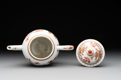A Chinese gilt-decorated iron-red teapot and a blue-enamelled grisaille covered cup, 18/19th C.