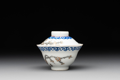 A Chinese gilt-decorated iron-red teapot and a blue-enamelled grisaille covered cup, 18/19th C.