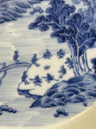 A rare Chinese blue and white 'Bleu de Hue' plate for the Vietnamese market, B&iacute;ch ngọc 壁玉 seal mark, 19th C.