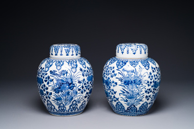 A pair of Chinese blue and white ginger jars and covers with floral design, Kangxi