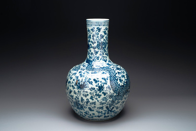 A Chinese blue and white 'tianqiuping' 'dragon' vase, 20th C.