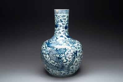 A Chinese blue and white 'tianqiuping' 'dragon' vase, 20th C.