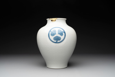 A Japanese blue and white 'Tokugawa crest' vase, Edo/Meiji, 19th C.
