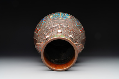 Four Japanese archaistic champlev&eacute; vases, Meiji, 19/20th C.
