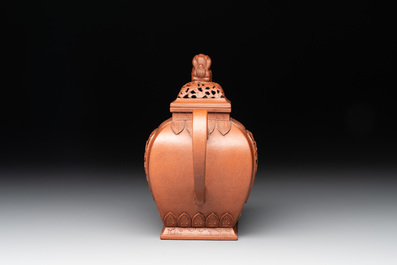 A Chinese Yixing stoneware teapot and cover, Jing Han Qian Hong Nei Zhi 荊漢錢弘內製 mark, 19th C.